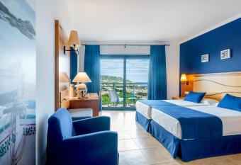 Hotel Garbi has rooms with a private hot tub