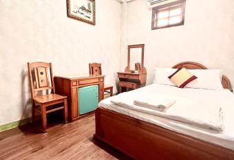 Kh  ch S   n Ho  ng H   o 2 allows 18 year olds to book a room