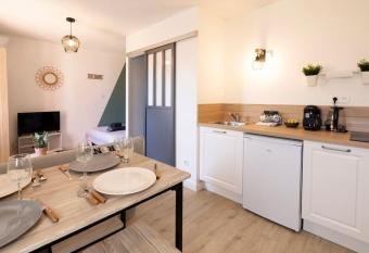 Home Studio - Tout   quip   - proche Centre- Terrasse has Balcony rooms