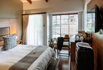 The 5 Stars Sandalwood Lodge in Mount Pleasant - 2020 allows 18 year olds to book a room