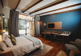 5 Stars Sandalwood Lodge is situated in Mount Pleasant - 2019 allows 18 year olds to book a room