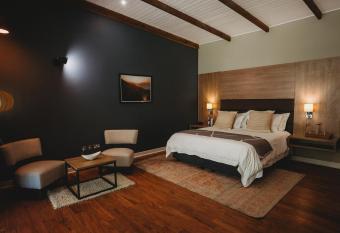 5 Stars Sandalwood Lodge is situated in the peaceful up-market suburb of Mount Pleasant - 2018 allows 18 year olds to book a room