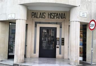 Charmant et calme face gare centrale allows 18 year olds to book a room