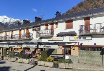 Hostal Los Valles allows 18 year olds to book a room