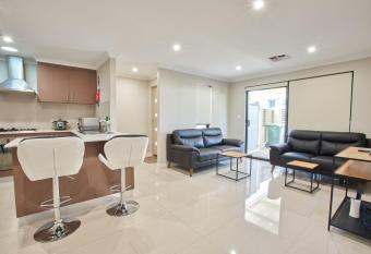 Gorgeous Family House near Shops has Balcony rooms