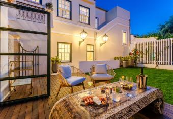 BCascais - Boutique House allows 18 year olds to book a room