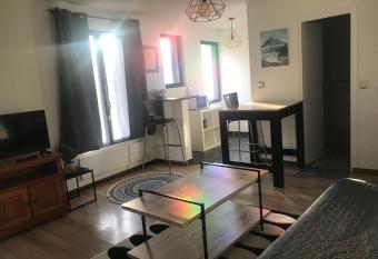 Studio 30m2 sympa    la limite de TOURS allows 18 year olds to book a room