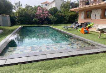 Bas de villa avec Piscine et Ext  rieur has Balcony rooms