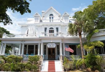 Classic King with Balcony at Curry Mansion allows 18 year olds to book a room