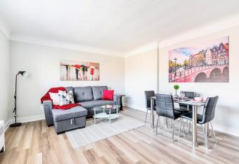 1BR Apt w Queen Bed and Netflix Near Downtown allows 18 year olds to book a room