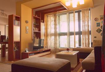 Hari & Tea s Apartment near Grand Park of Tirana has rooms with a private hot tub