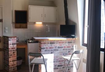 Appartement en duplex situ      la limite TOURS allows 18 year olds to book a room