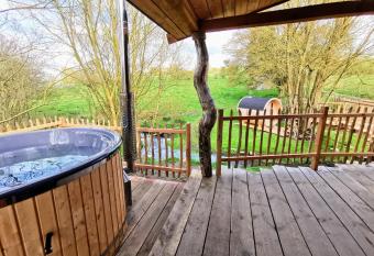 La Cabane d Ode has Balcony rooms