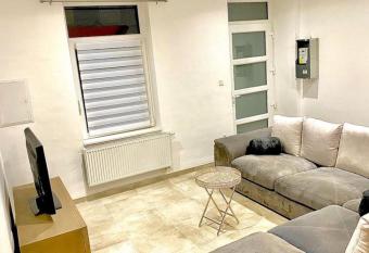 Maison toute r  nov  e, proche du centre ville /de la gare /l   a  roport de Charleroi has Balcony rooms