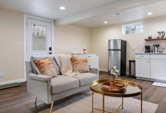 Cozy & central, pet friendly studio near PDX allows 18 year olds to book a room