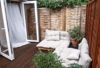 Garden Studio Annex w/free parking allows 18 year olds to book a room