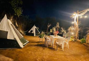 BAJO LAS ESTRELLAS allows 18 year olds to book a room