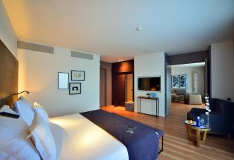 Barcel   Sevilla Renacimiento has rooms with a private hot tub