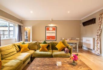 Spacious Country Cottage Sleeps 6 Near Bath +Fire Pit + Dog Friendly has Balcony rooms