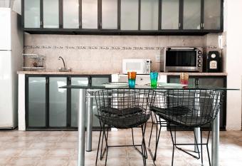 Bohemio dpto a metros del Parque General San mart  n allows 18 year olds to book a room