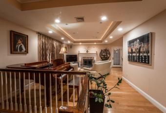 Great house in Newton, a desired suburb of Boston, 20 minutes from the center of Boston has Balcony rooms