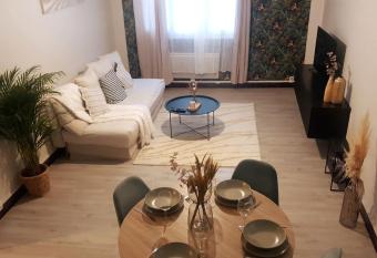 *Cosy* spacieux * entr  e autonome* centrale* allows 18 year olds to book a room