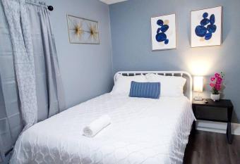 Perfect Studio 2.5 miles to Downtown Indianapolis Queen Bed allows 18 year olds to book a room