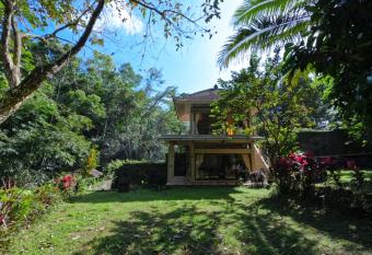 Private Hot Spring, Mountain Retreat allows 18 year olds to book a room
