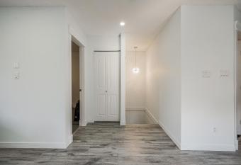 2 Level - 3 Bedroom House with Modern Fire Place,Patio,Balcory,Back Yard has Balcony rooms