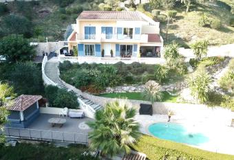 Villa Millefleurs allows 18 year olds to book a room