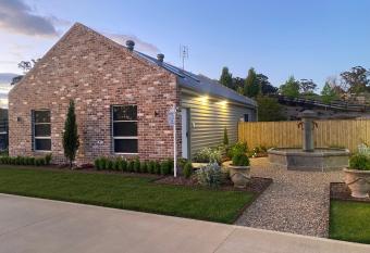 Bloomfield Manor has Balcony rooms