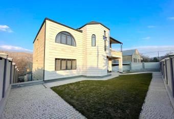 Nairi Villa has Balcony rooms