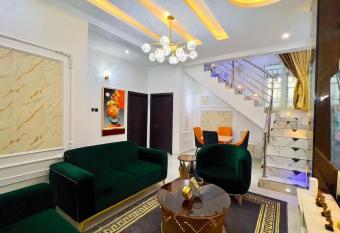 Golden Cottage Apartment has Balcony rooms