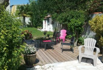 La roseraie allows 18 year olds to book a room