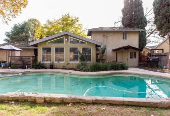 Peaceful Woodlake near downtown Sacramento allows 18 year olds to book a room