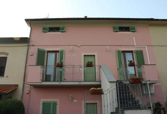 Appartamento sulla Via Francigena & business has Balcony rooms