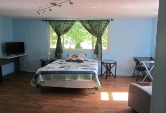 A cozy retreat. allows 18 year olds to book a room