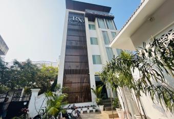 HOTEL THE ROYAL VISTA allows 18 year olds to book a room