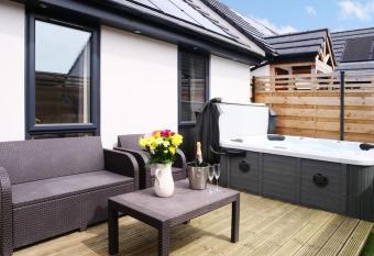 Hoxne Cottages - Daisy Cottage with private hot tub has rooms with a private hot tub