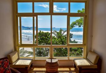 Apto a beira-mar da Praia de Pitangueiras -Guaruja allows 18 year olds to book a room