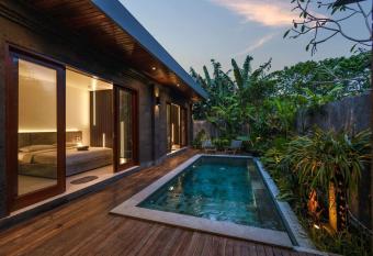 New modern & minimalist Villa has Balcony rooms
