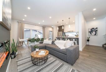 Chic Hideaway, 5BR near DT, Fireplace, King Bed, Fast Wifi, Sleeps 13! has Balcony rooms