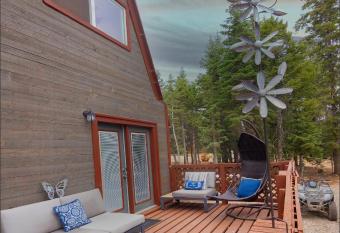 Charming Blue Farmhouse Cabin has Balcony rooms