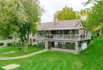 Luxury 6 Bedroom Waterfront Cottage! has Balcony rooms