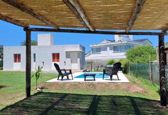 CABA  A LA HERRADURA 14 allows 18 year olds to book a room