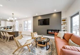    Chic Haven   3BR Near DT & WEM, King Bed, Trails, Fast Wifi, Sleeps 6! has Balcony rooms