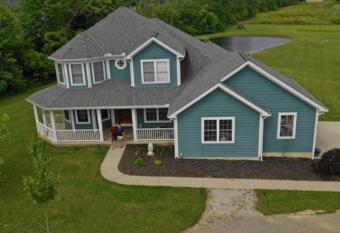 The Big Beautiful Dollhouse has rooms with a private hot tub