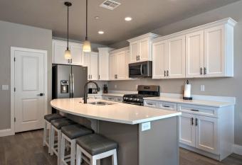 Pool + Hot Tub Heated year round 7 bedrooms + 5 bathrooms Zion Village has Balcony rooms