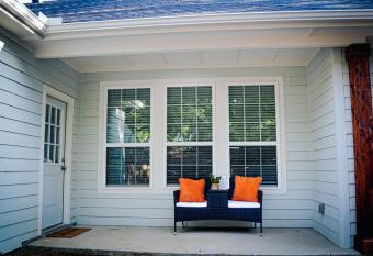 New relaxing house with pool and large garden, near LAKE and DFW airport has Balcony rooms