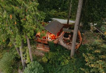 Steven's River Cabin - hot tub-beach-fireplace has rooms with a private hot tub